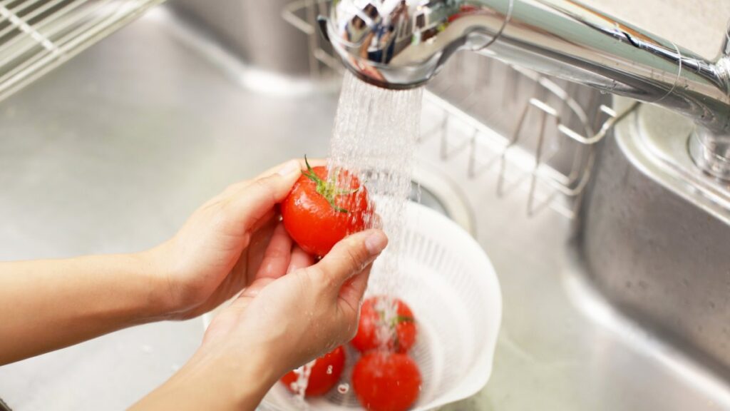 トマトをお水で洗っている