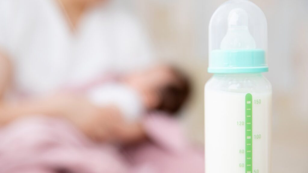 赤ちゃんと哺乳瓶
